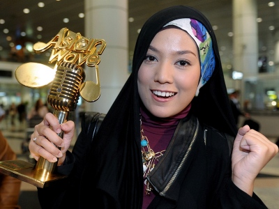 Gambar Shila Amzah Bersama Piala Asian Wave Di KLIA