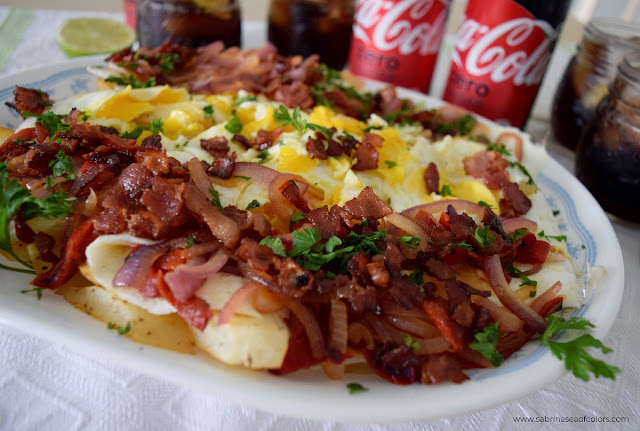 Huevos rotos con patatas y bacon