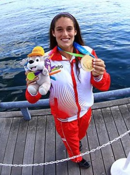 Foto de Natalia Cuglievan posando con su medalla de oro