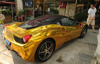 Ferrari 458 Italia dourada