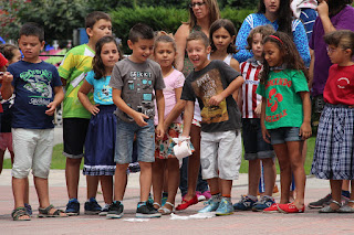 Campeonato de lanzamiento de chapela y papel higiénico infantil en las fiestas de Retuerto