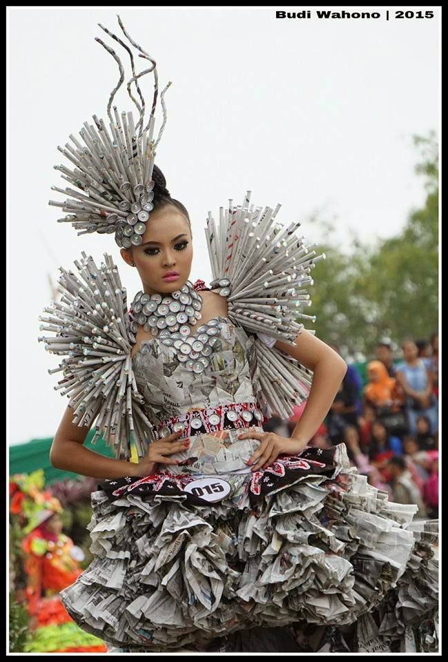 GREEN RECYCLE FASHION PARADE BUSANA DARI  BAHAN DAUR 