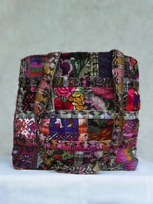 bolso tipo mosaico, hecho con piezas de telas originales con bordado de alto relieve