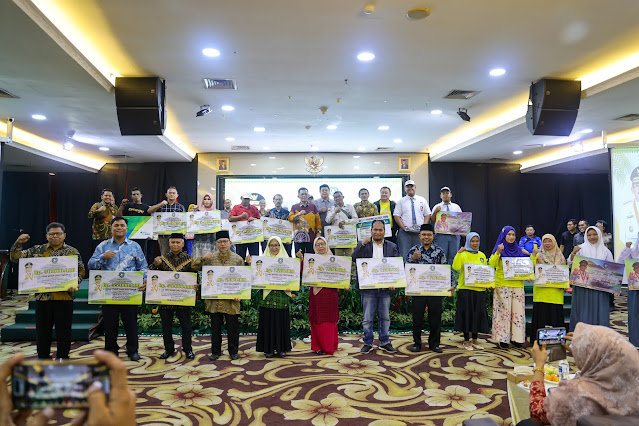 Penyerahan Bantuan Oleh Gubernur Kepri di Batam Dihadiri Ribuan Masyarakat