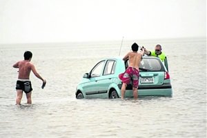 [coche en mar japoneses GPS]