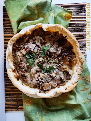 TORTA SALATA CON FUNGHI, SALSICCIA E MOZZARELLA