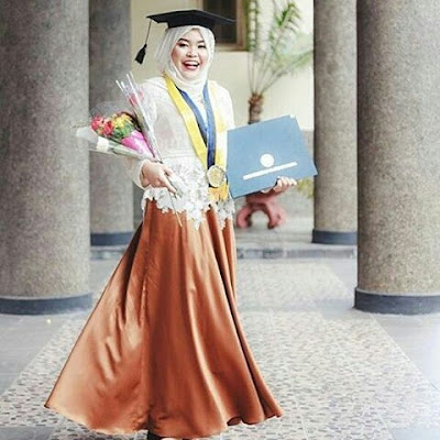 Desain Gaun Kebaya Wisuda Terbaru