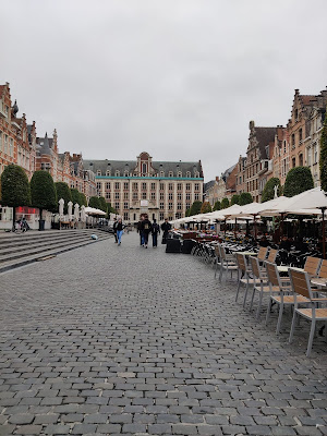 Oudemarkt on Leuvenin opiskelijaelämän keskus tiistai- ja torstai-iltaisin.