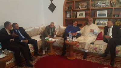 صورة اليوم. عناق وضحك بين بنكيران وأخنوش