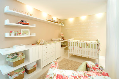 Modelo de quarto de bebe com móveis bem posicionados