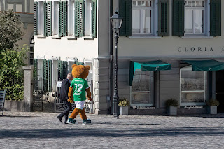 Ein Fan des FC St.Gallen 1879 spaziert in Begleitung und kostümiert über den Gallusplatz in St. Gallen.