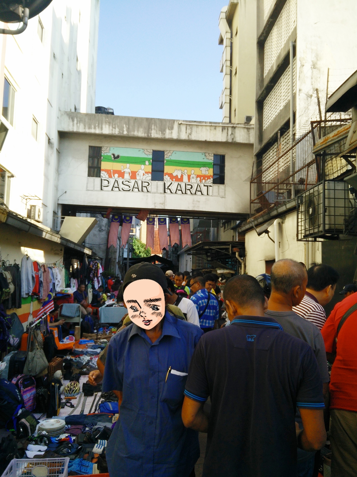 Kesan pertama ketika aku sampai di Pasar Karat adalah “kayak Pasar Ka ” Pasar Karat ini berada di dekat Jalan Petaling hanya berupa lorong yang dipenuhi