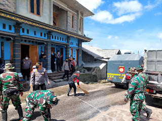Polisi Bantu Bersihkan Jalan, Dampak Abu Vulkanik Pasca Erupsi Merapi