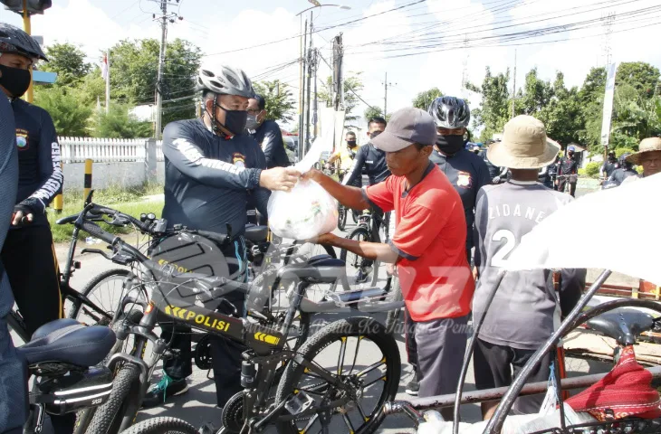 Tanggap Dampak Covid-19, Polres Sumenep Bagikan Sembako melalui Giat Jumat Barokah