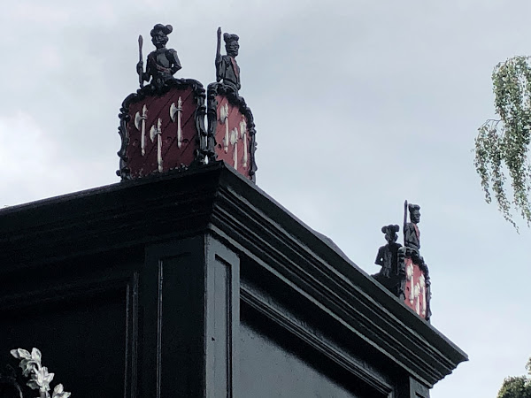 Monument Thomas Ainsworth, Goor, kroon