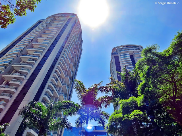 Perspectiva inferior das torres dos Edifícios Flórida Penthouses Smart Living - Cidade Monções - São Paulo