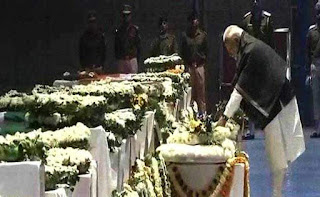 Narendra modi , Rahul Gandhi paid tributes to the soilder bodies at delhi airport