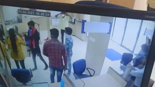 HDFC Bank Loot: बक्‍से के बाद अब जमीन से निकल रहे सबसे बड़ी बैंक लूट के रुपए, आरोपी की बहन ने पुलिस को दिखाई जगह | Khabare Purvanchal
