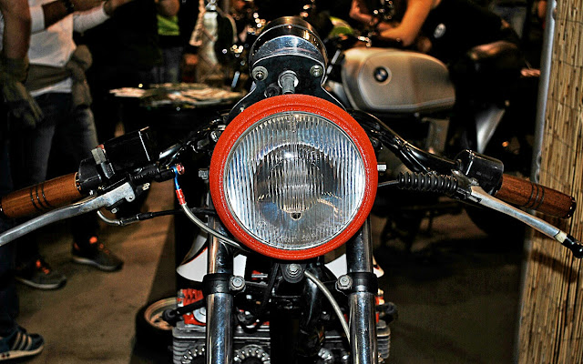 Honda CB400 SS Cafe Racer Honda Cafe Racer based on a Honda CB400 Supersport by Koro Design from Italy. This Custom Honda CB400 Cafe Racer is inspired by vintage Cafe Racer Culture. Koro Design Displayed this Honda CB400 SS Cafe Racer in this year's EICMA show. Honda CB400 Cafe Racer Features. Honda CB400 Cafe Racer Parts by Koro Design, Honda CB400 Cafe Racer seat, Honda CB400 Cafe Racer tank, Cafe Racer handle bar, Custom headlamp, Custom tail lamp, Custom rear set, Custom Reverse Cone Megaphone, Honda CB400 Cafe Racer custom paint job. This Honda CB400 SS Cafe Racer is name 'Speed Demon'.