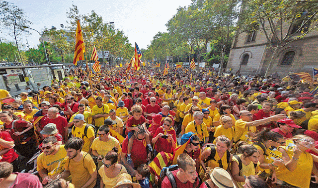 Com quase 99% dos votos contabilizados, a principal plataforma pelo sim à independência, a Junts pel Si (Juntos pelo Sim, do presidente Artur Mas) conseguiu 62 deputados, a seis de conseguir sozinha a maioria absoluta. No entanto, o outro partido que defende uma declaração de independência, a CUP (Candidatura de Unidade Popular, de extrema esquerda), obteve dez deputados.

Os dois juntos poderiam aprovar uma declaração de independência no novo Parlamento catalão. No entanto, não é certo que isso ocorra, uma vez que a CUP sempre defendeu maioria popular e ambos os partidos não registaram mais do que 47,8% dos votos (os partidos contrários à esta via obtiveram 52,2% dos votos).