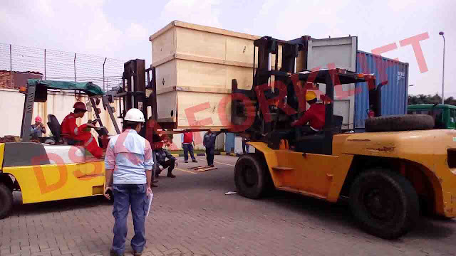 Joint Operation Forklift kapasitas 10 ton dan 5 ton sedang mengeluarkan sebuah Chiller dari dalam kontainer di daerah Ciracas, Pasar Rebo - Jakarta Timur. (10 Tons and 5 Tons Forklift were unloading a Chiller Machine at Ciracas, Pasar Rebo - Jakarta Timur)