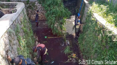 Satgas Sektor 21-13 Gelar Karya Bakti Sungai Cimahi Kelurahan Cibeureum