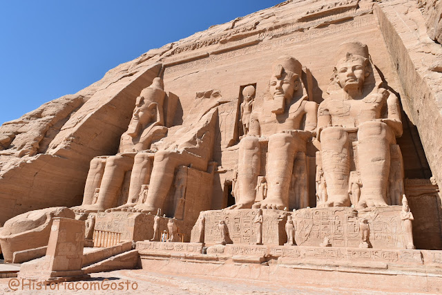 parte frontal do templo de Abu Simbel com quatro enorme estátuas de Ramsés II em diferentes fases de sua vida  