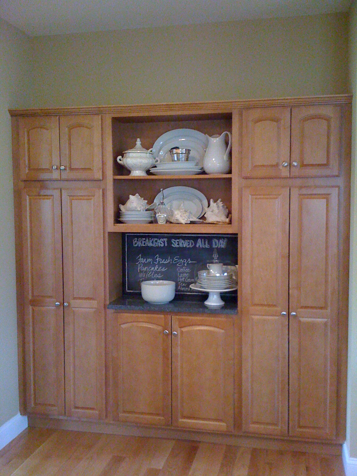 This is my ugly pantry wall. Ok, so it is not that ugly the cabinets ...