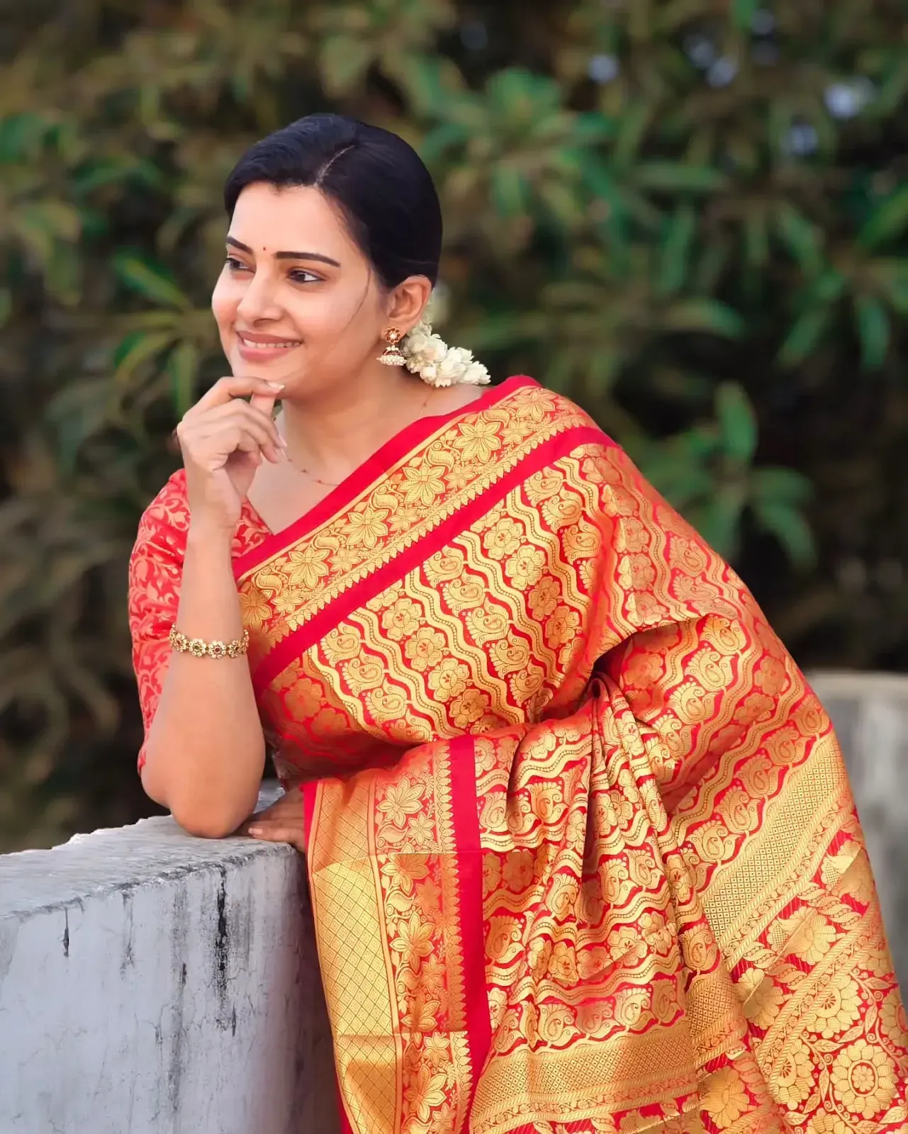 Shruthi Raj gracefully posing in a traditional pattu saree during her latest photoshoot