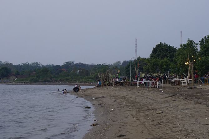 Deretan tempat tongkrongan di pantai Sekembu