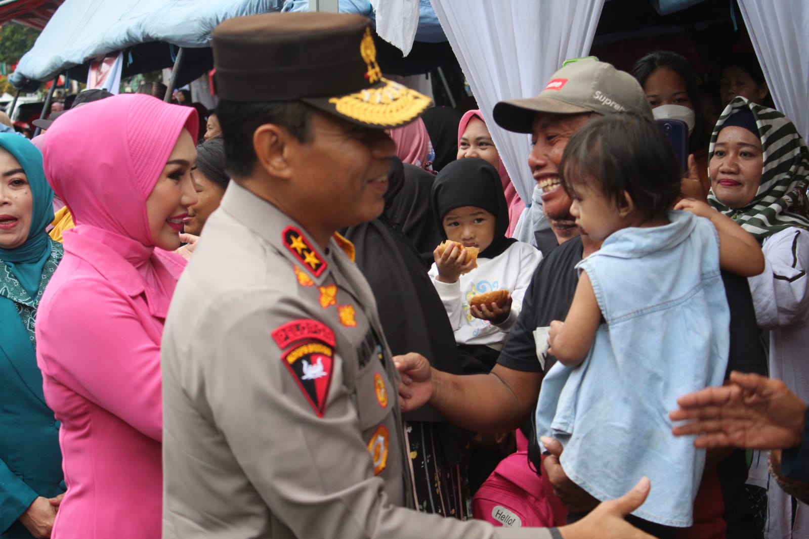 Kapolda Sulsel Beri 2 Paket Umroh dan 2000 Sembako kepada Masyarakat Kabupaten Sidrap