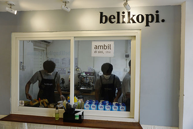 Barista Belikopi Jepara menyiapkan pesanan