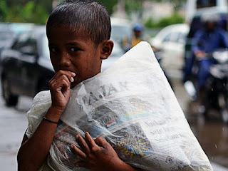 [Poem] Newspaper Boy’s Prayer in Drizzle Morning