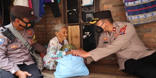 Bantu Ringankan Beban Masyarakat, Polres Serang Bagikan 200 Paket Sembako Secara Dor To Dor