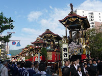 13基の曳山が午前9時ごろから滋賀県庁近くの天孫神社に集結した