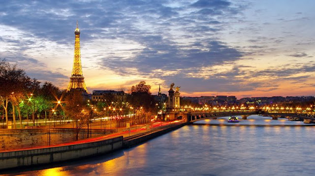 The Seine is one of the best places to admire a romantic sunset in paris