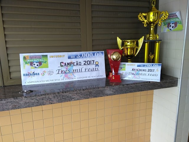 Premiação em dinheiro e troféus aguarda o time vencedor da final do Campeonato Municipal de Macajuba neste domingo.