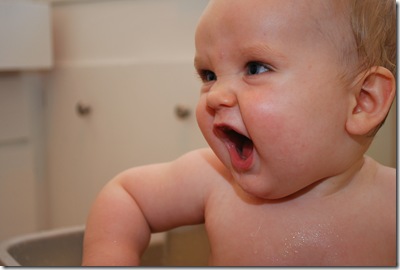 2008-11-15 Myron's funny face at bathtime 025