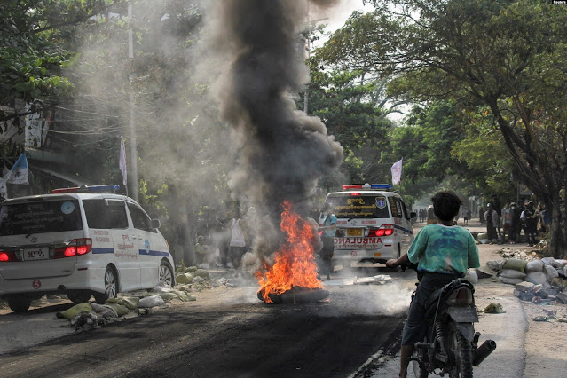 Aktivis Myanmar Bakar Salinan Konstitusi, Utusan PBB Peringatkan Kemungkinan Pertumpahan Darah