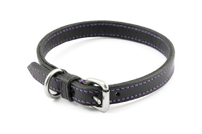 Collare artigianale in cuoio nero foderato in pelle nera e cucito a mano in filo viola, con fibbia in acciaio inox