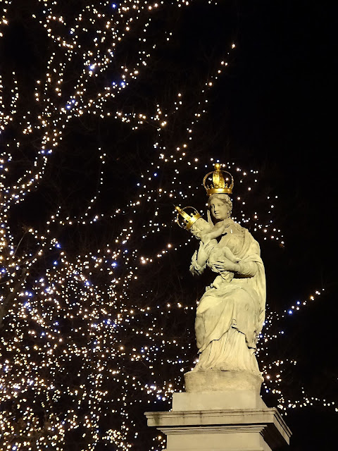 Świąteczna iluminacja na Krakowskim Przedmieściu