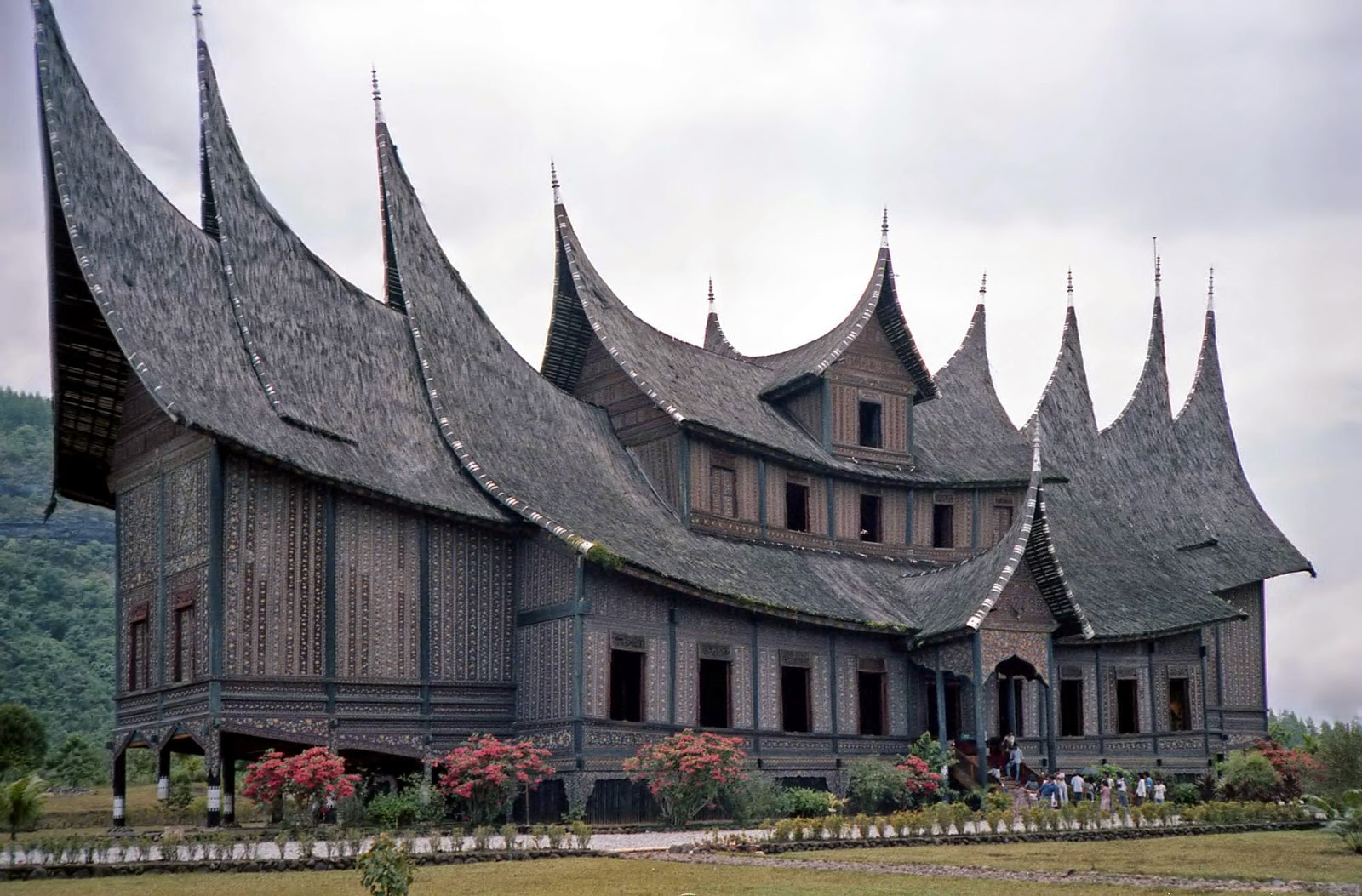  Rumah  Adat Tradisional Indonesia Dengan Keunikan Desainnya 