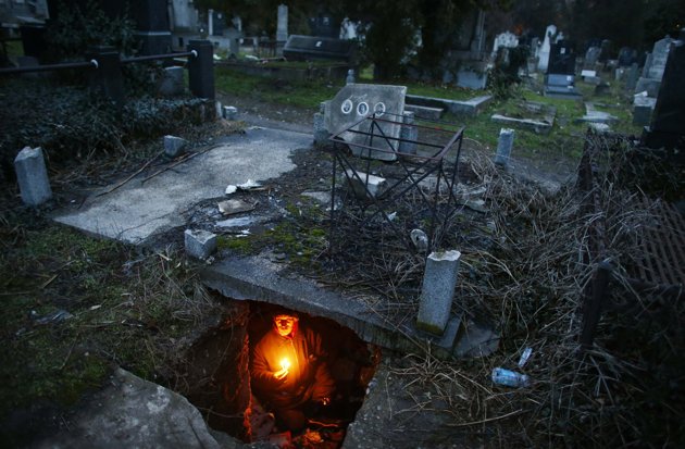 hombre vive 15 años viviendo en una tumba Bratislav Stojanovic vagabundo