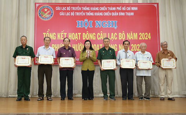 Đồng chí Triệu Lệ Khánh trao giấy khen của Câu lạc bộ Truyền thống kháng chiến TPHCM cho các cá nhân có thành tích tốt trong phong trào, hoạt động năm 2024. (Ảnh: TC) Đồng chí Triệu Lệ Khánh trao giấy khen của Câu lạc bộ Truyền thống kháng chiến TPHCM cho các cá nhân có thành tích tốt trong phong trào, hoạt động năm 2024. (Ảnh: TC)
