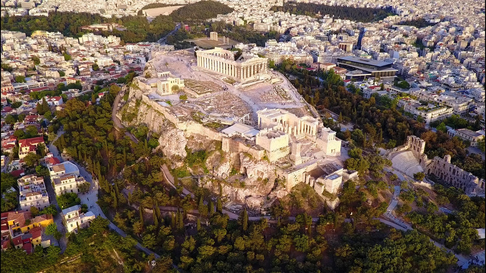 Η Εφορεία Αρχαιοτήτων Πόλης Αθηνών σχεδιάζει να διευρύνει την κυκλοφορία των επισκεπτών στο ανατολικό τμήμα του πλατώματος της Ακρόπολης και να βελτιώσει την «αναγνωρισιμότητά» του.