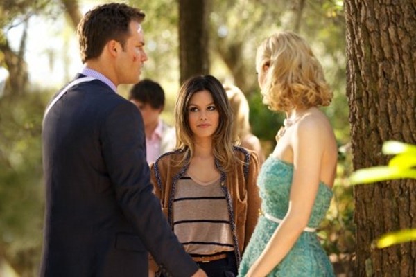 Hart-of-Dixie-1x01-Stills-jaime-king-24271596-500-333