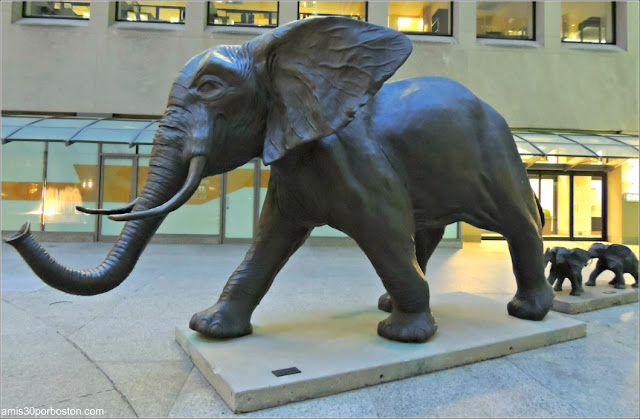 "Tembo, Mother of Elephants" en Commerce Court Courtyard