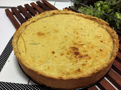 Quiche de Cebola Light em cima da mesa