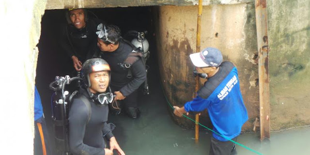 Pasukan Katak Dalam Gorong-gorong Seberang Istana