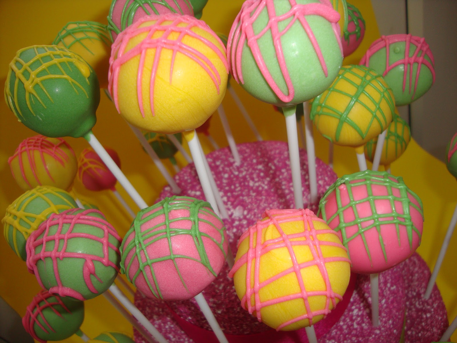 wedding cake pop favors Posted by Popits Cake Pops at 11:42 No comments: